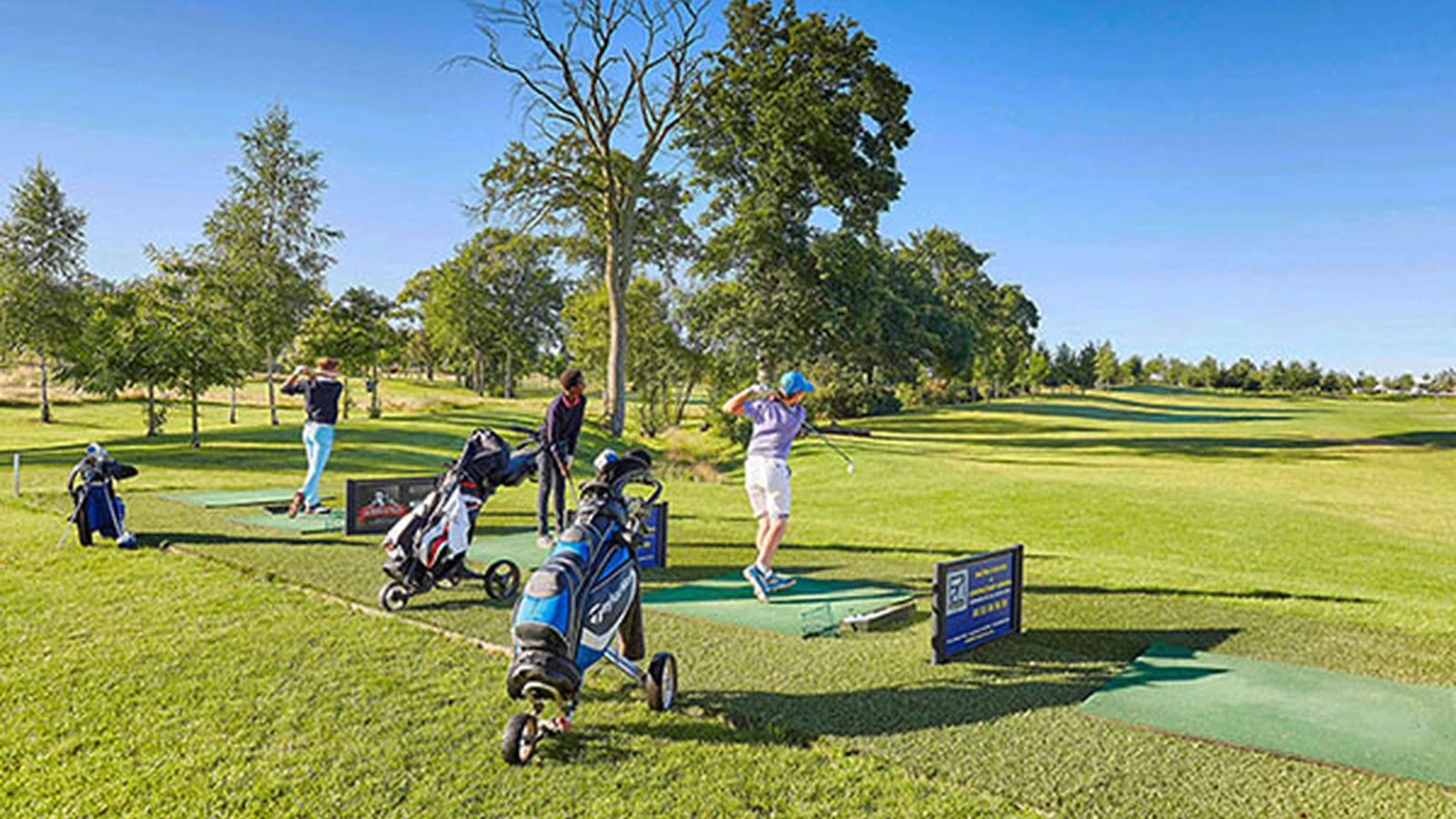 Golfeurs et zone de départ au Golf de Cap Malo.