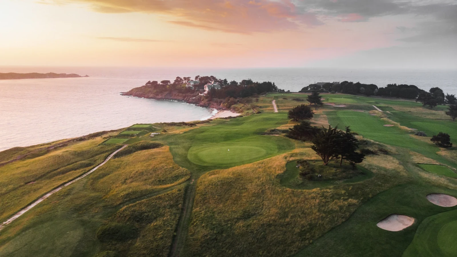 Vue aérienne du links de Dinard Golf au bord de la mer à Saint-Briac-sur-Mer.