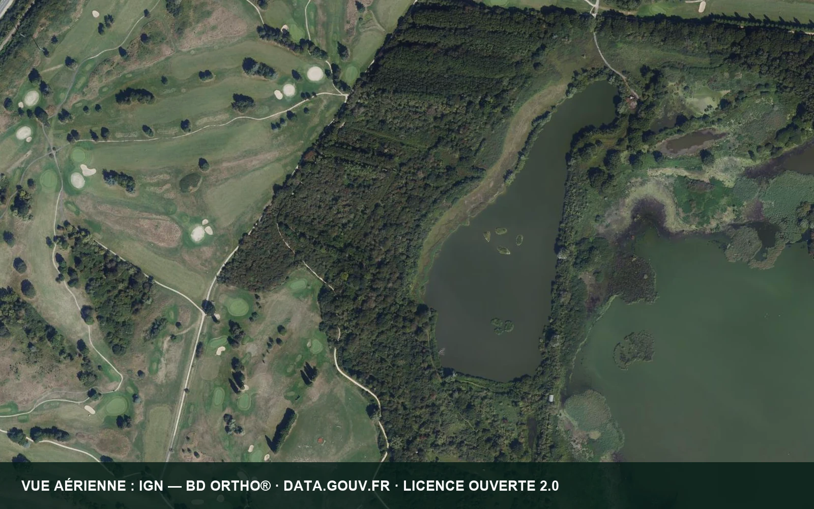 Vue aérienne du Golf Bluegreen Saint-Quentin-en-Yvelines et de ses parcours autour de l’étang.