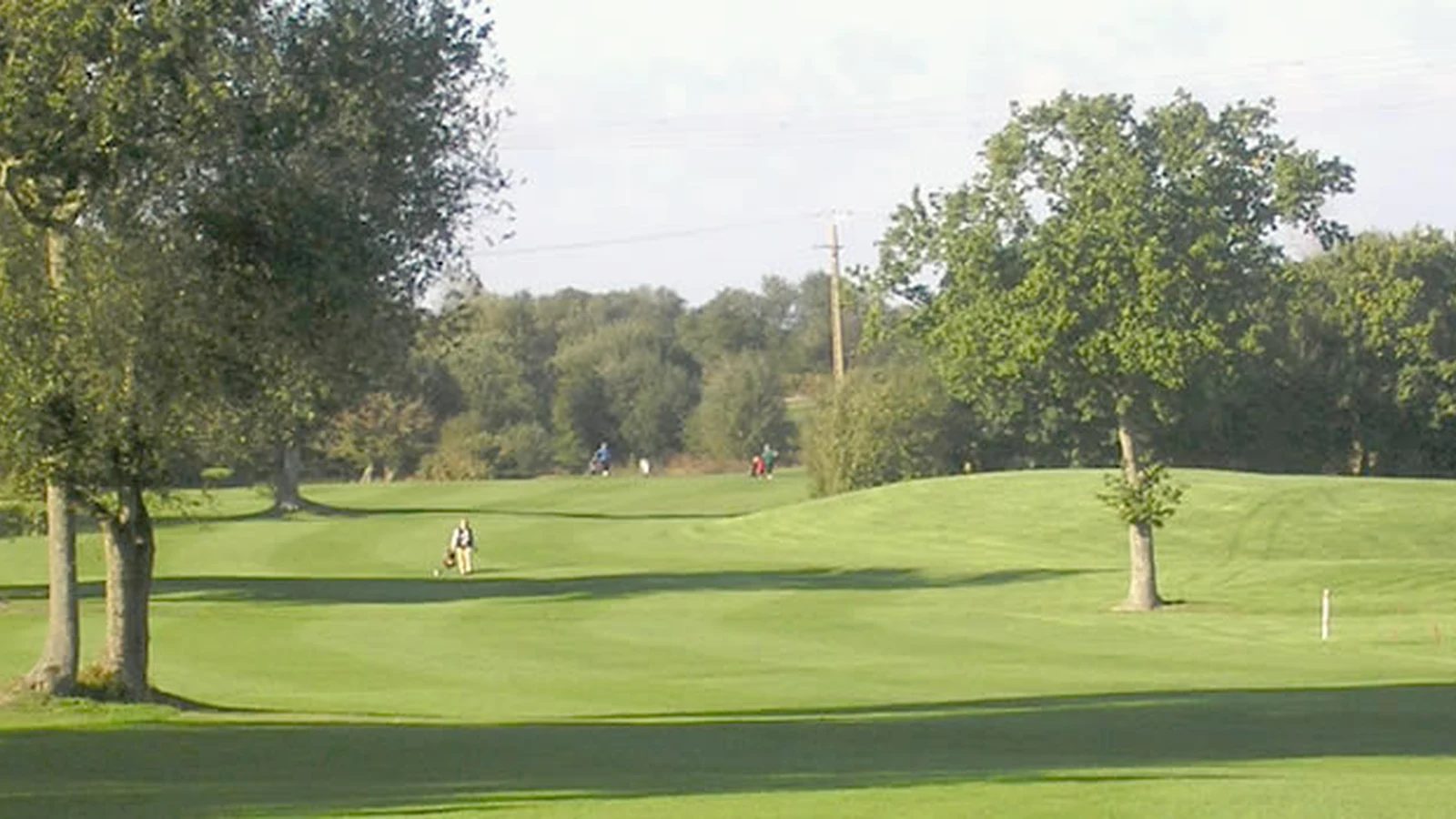 Vue panoramique d’un green et d’un fairway du Golf Centre Manche.
