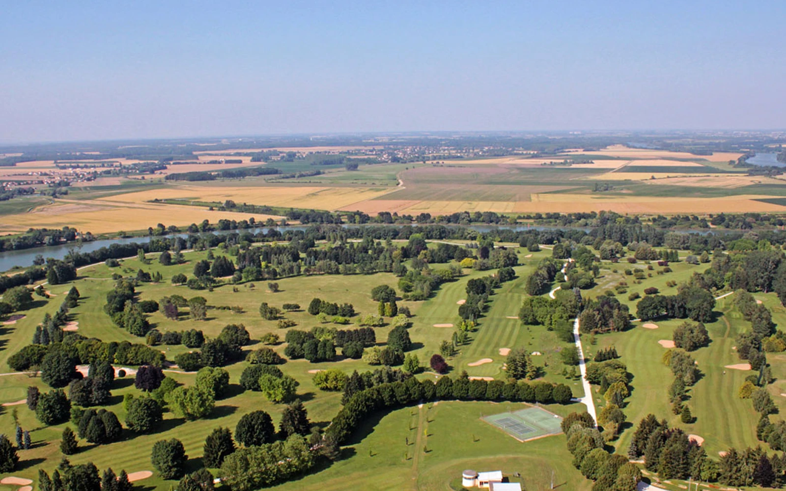 Vue aérienne des fairways et des arbres du parcours. — Golf Chalon/Saône La Roseraie