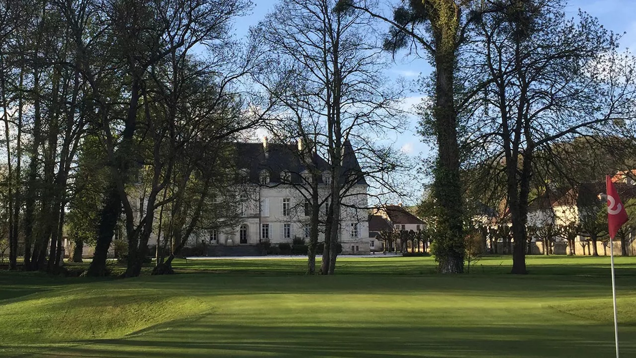 Green arboré et bâtiment en arrière-plan au Golf Club d’Arc-en-Barrois