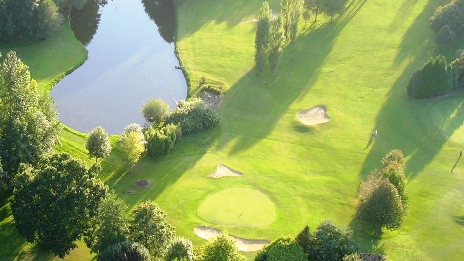Vue aérienne du parcours bocager et des pièces d’eau du Golf Flers Le Houlme.