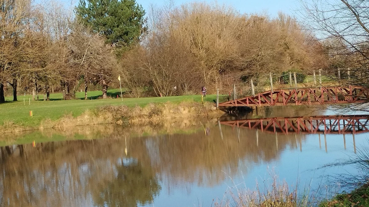 Vue officielle du plan d’eau et de la bordure du terrain ; image paysagère, sujet golf moins explicite. — Golf de la Vallée de Germigny