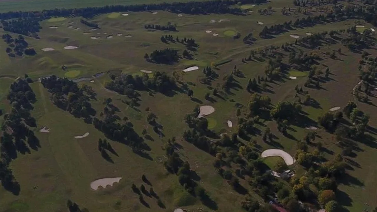 Vue aérienne des fairways, greens et bunkers de La Grande Romanie