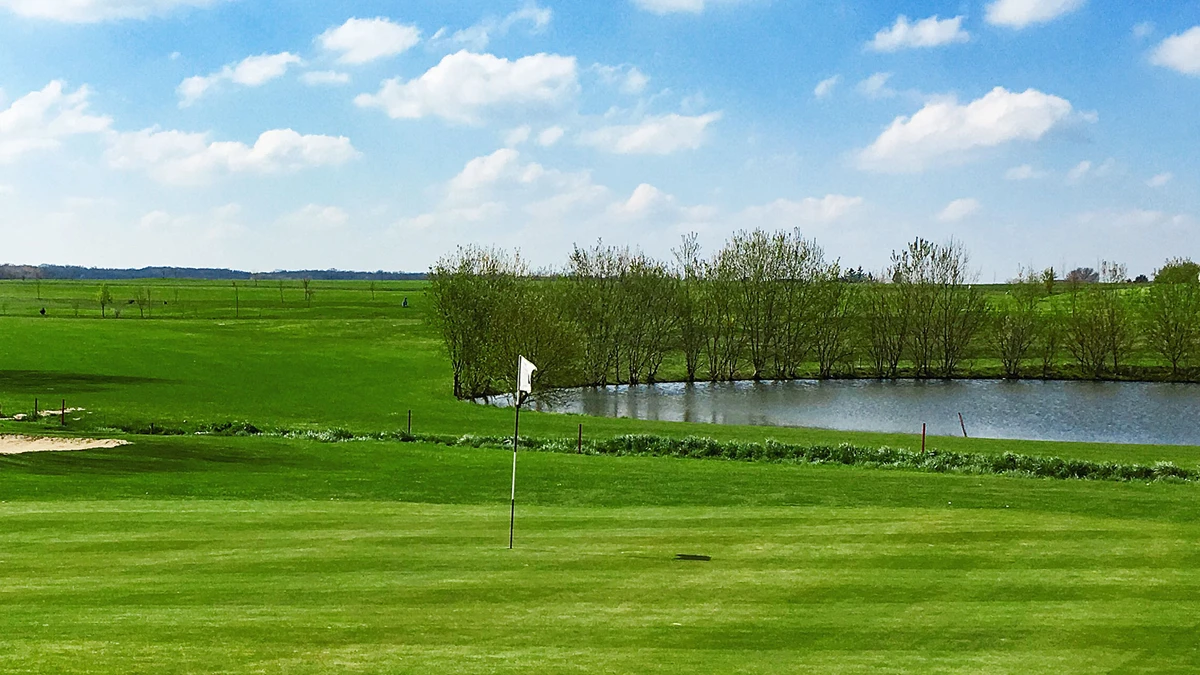 Green et drapeau, plan d’eau. — Golf de Chartres-Fontenay