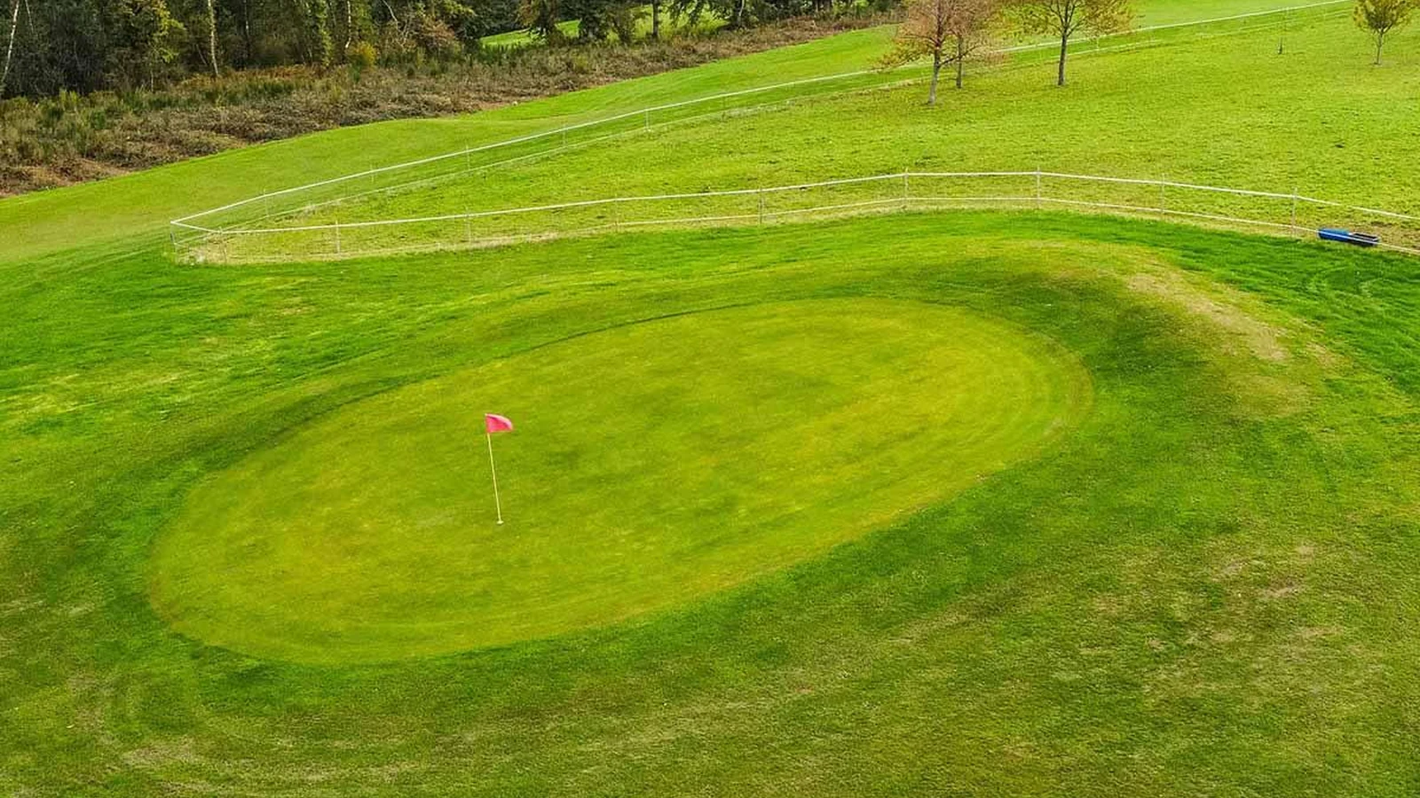 Fairway vallonné et arboré du Domaine du Golf de Clécy.