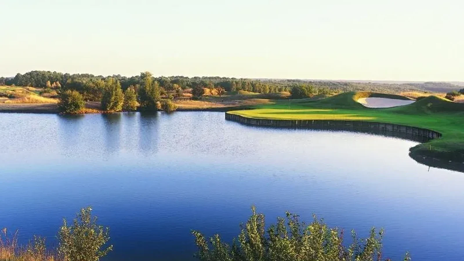 Green au bord de l’eau du Golf de Courson.