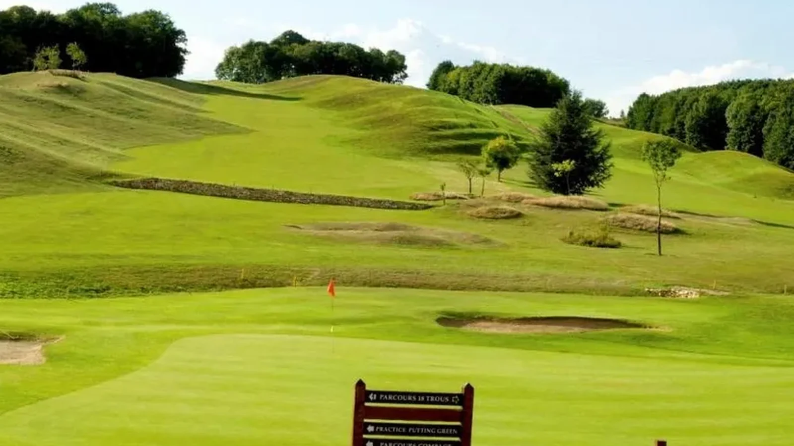 Fairway vallonné du Golf de Forges-les-Bains.