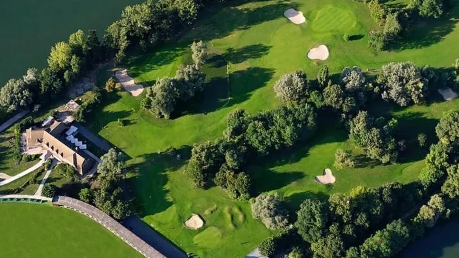 Vue aérienne du parcours arboré du Golf de l’Île Fleurie.