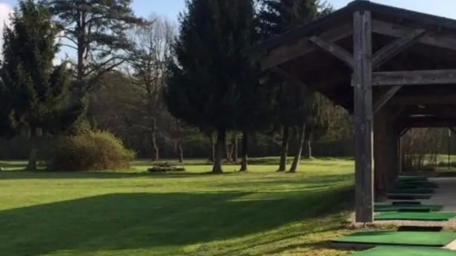 Practice couvert et terrain arboré du Golf de la Marsaudière.