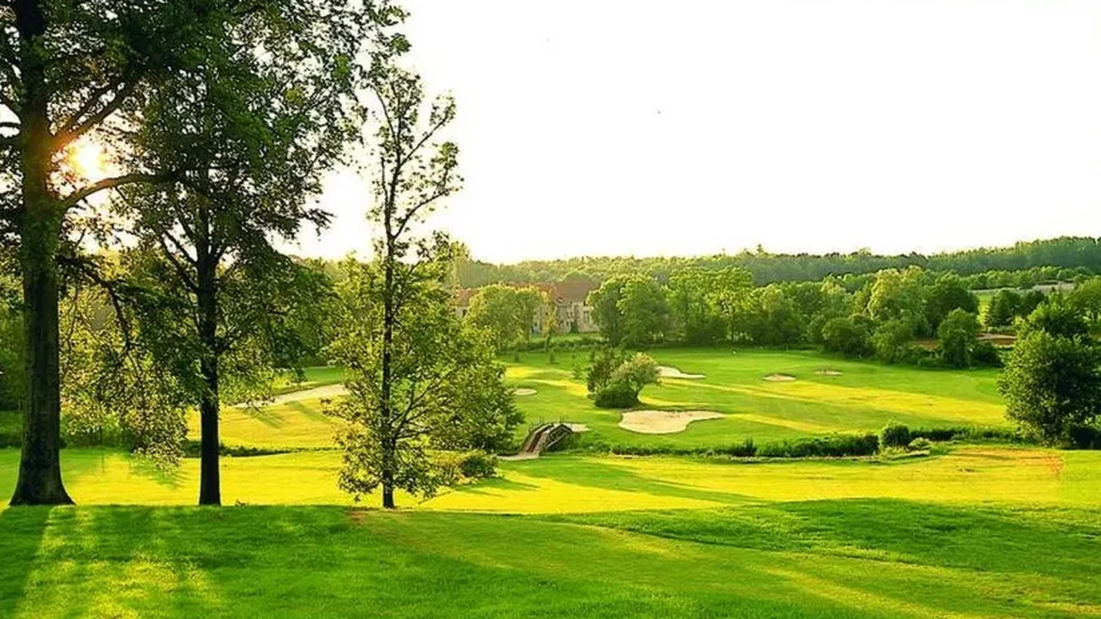 Fairway vallonné, green et bunkers du Golf de Lésigny-Réveillon.