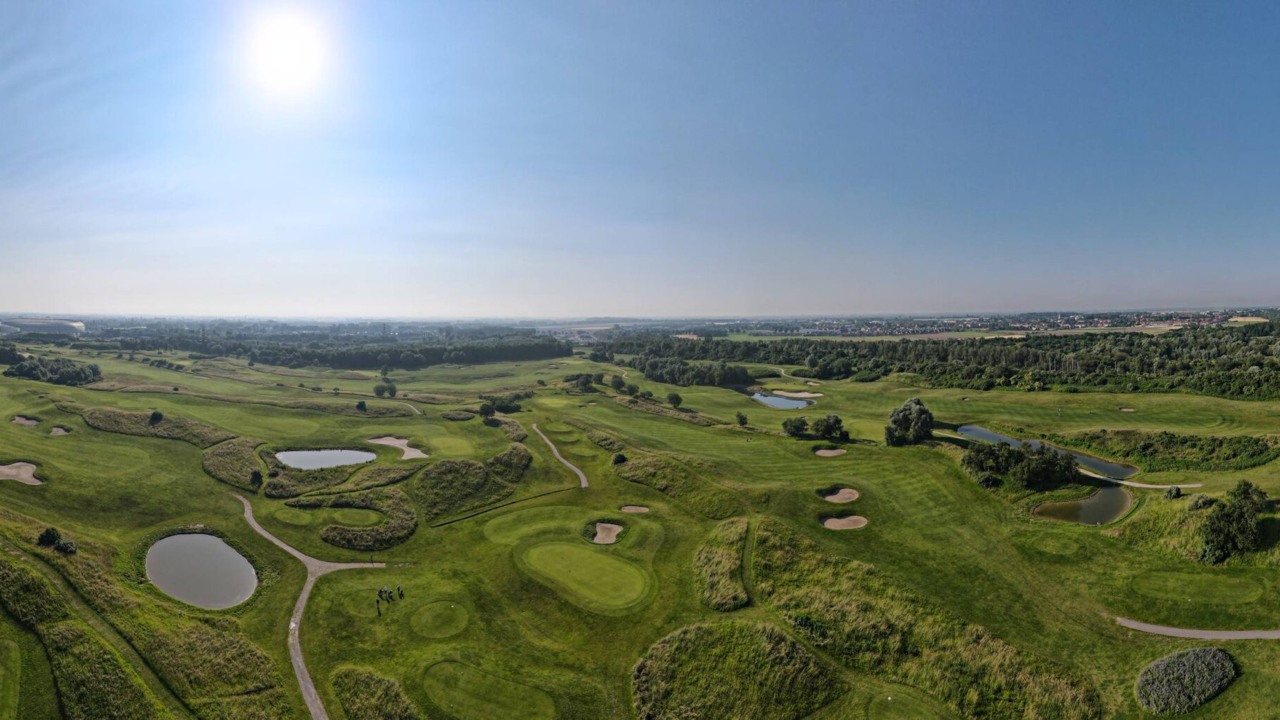 Vue aérienne du Golf de Lille Métropole avec greens, bunkers, fairways et pièces d’eau.