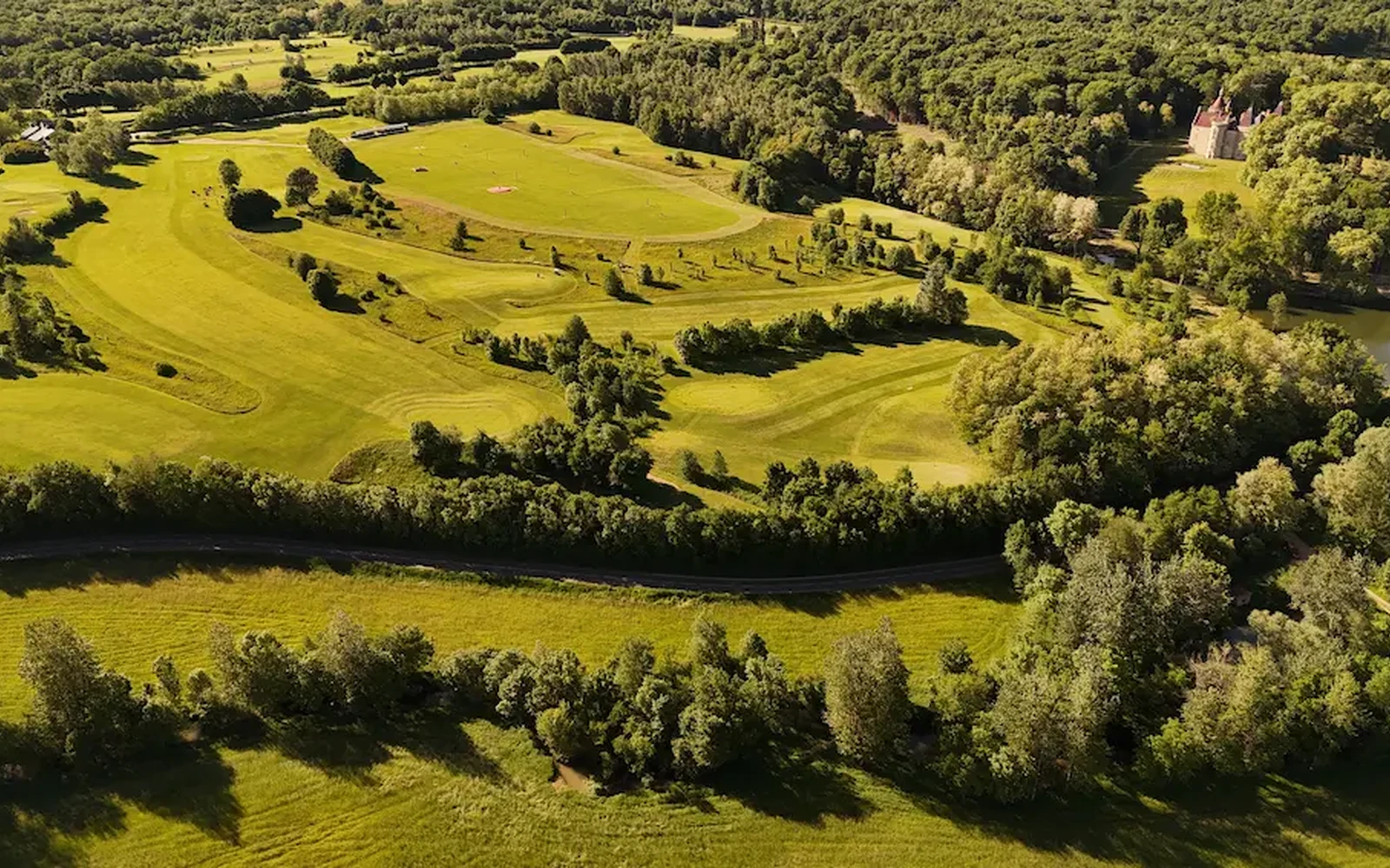 Vue aérienne des fairways et des bois autour du parcours. — Golf de Mâcon La Salle