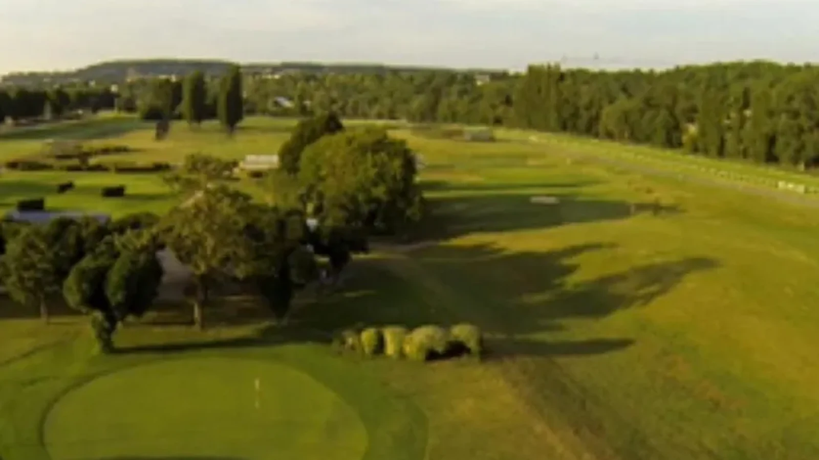 Vue aérienne du parcours du Golf de Maisons-Laffitte sur l’hippodrome.