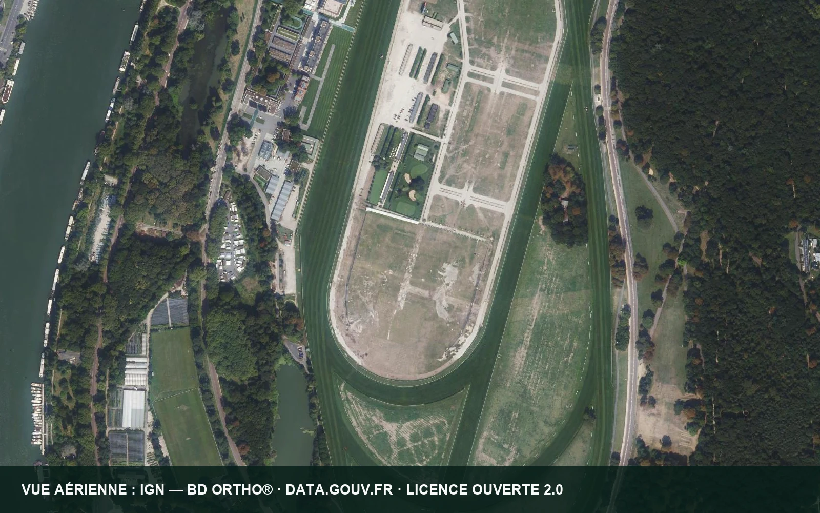 Vue aérienne du site d’entraînement du Golf de Paris Longchamp dans l’enceinte de l’hippodrome.