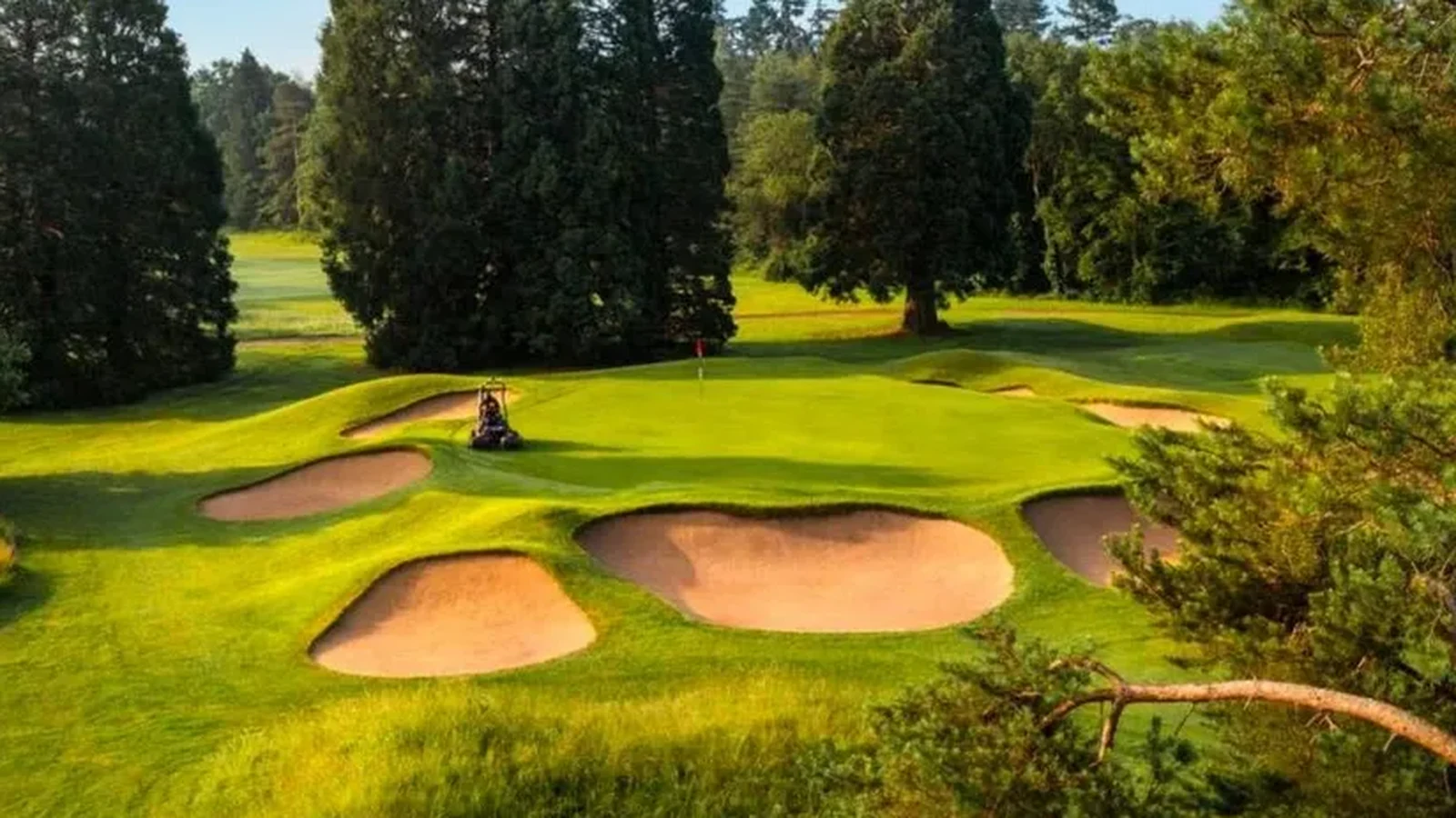 Green protégé par des bunkers au Golf de Saint-Germain.