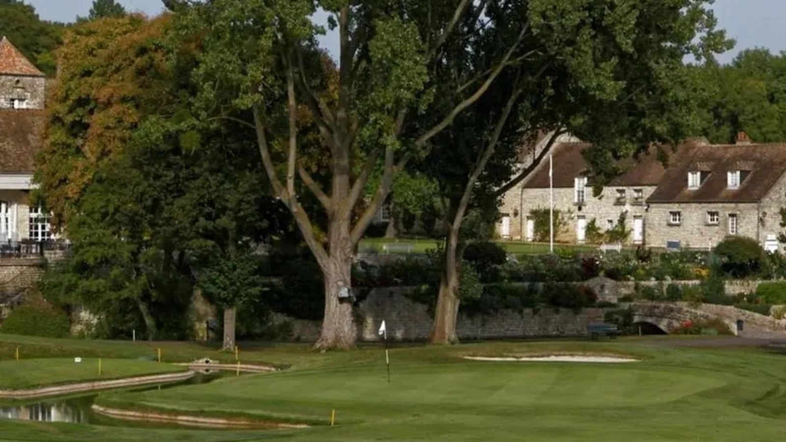 Green, pièce d’eau et bâtiments du Golf de Saint-Nom-la-Bretèche.