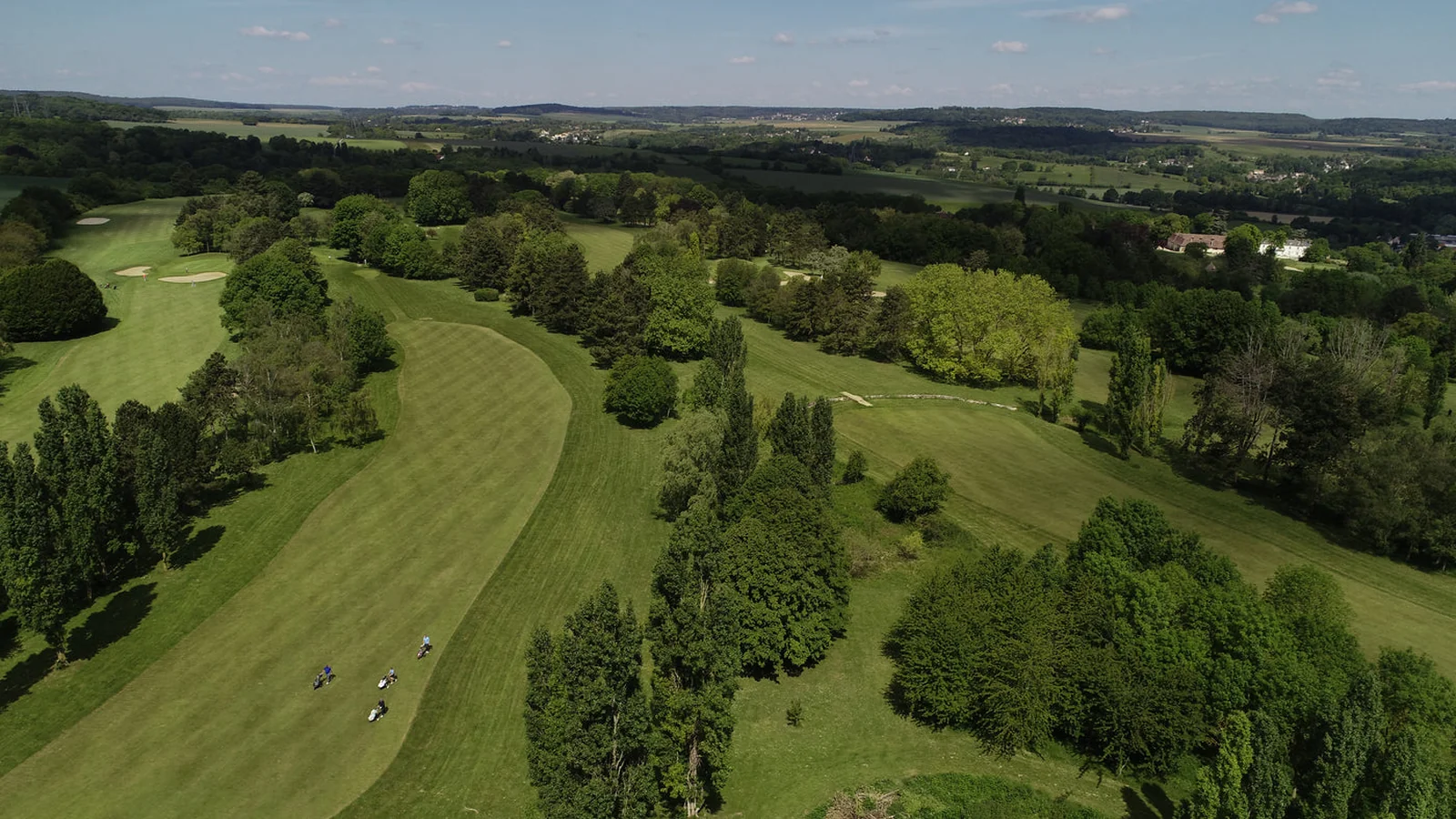 Vue aérienne des fairways vallonnés du Golf de Seraincourt.