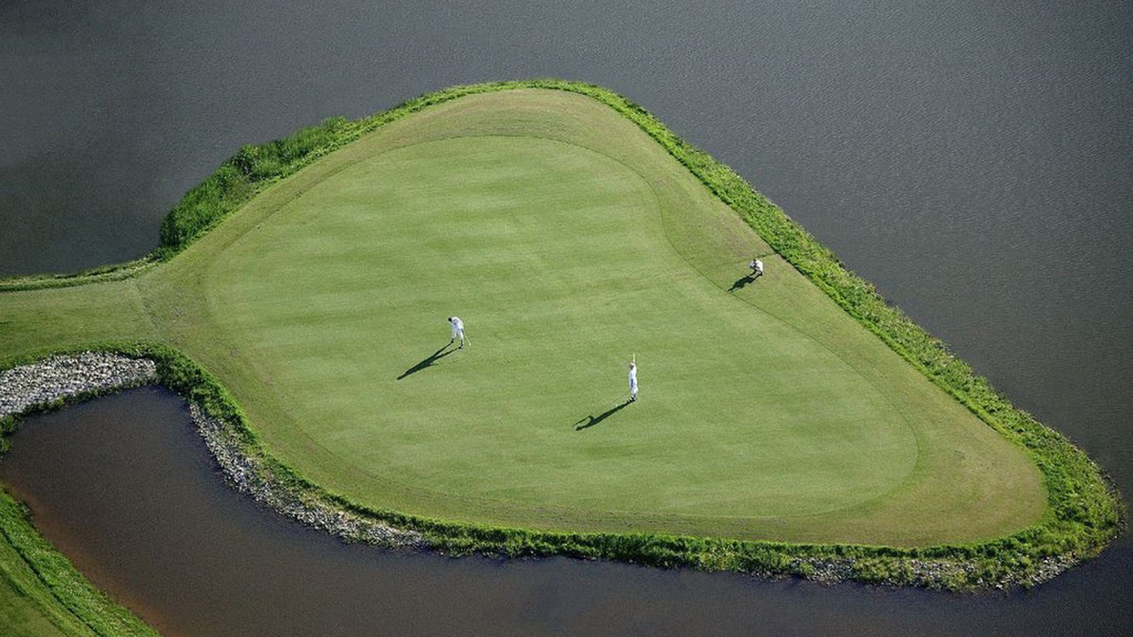Vue aérienne d’un green entouré d’eau au Golf de Troyes l’Ermitage