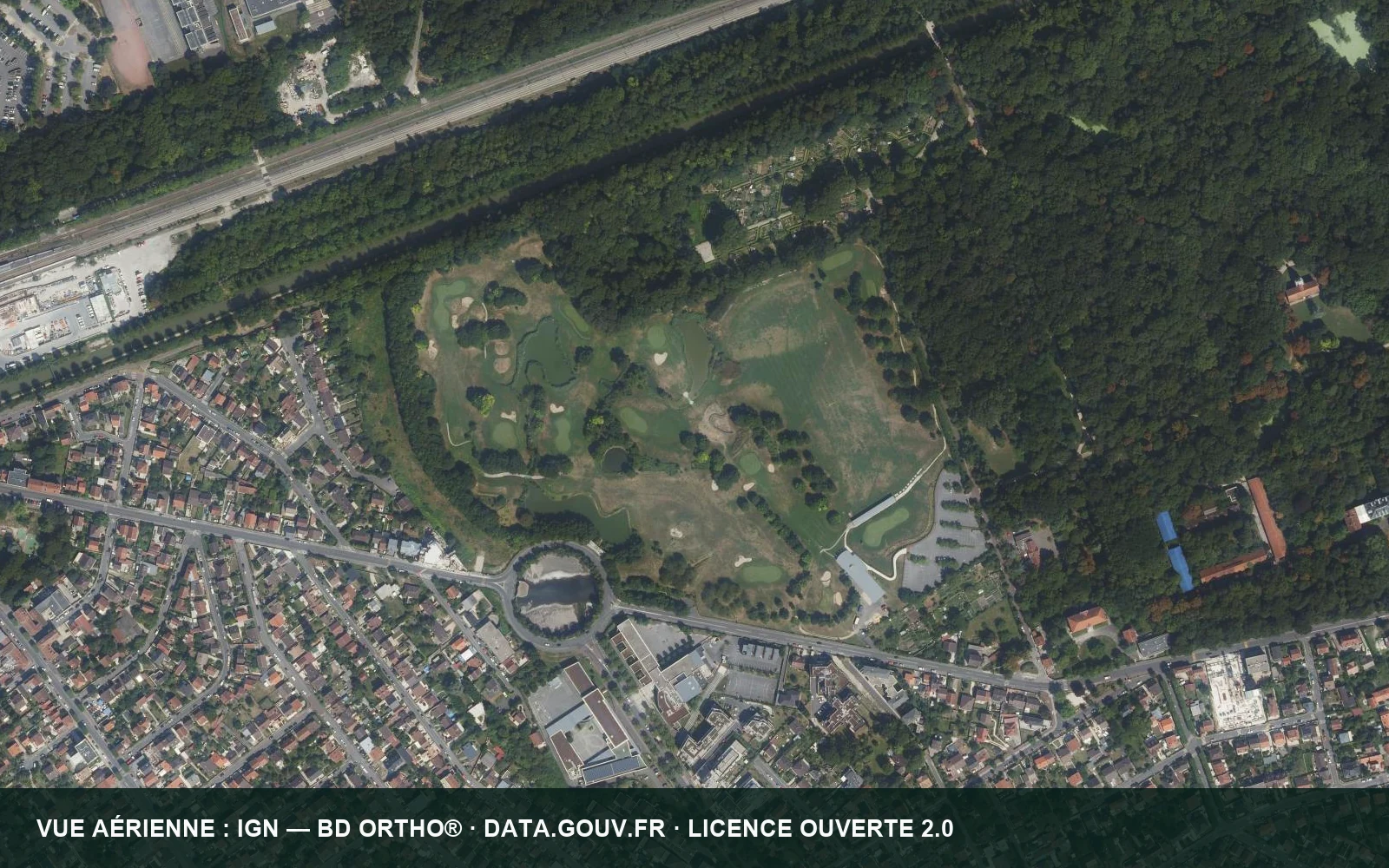 Vue aérienne du Golf départemental de la Poudrerie et de son parcours arboré.