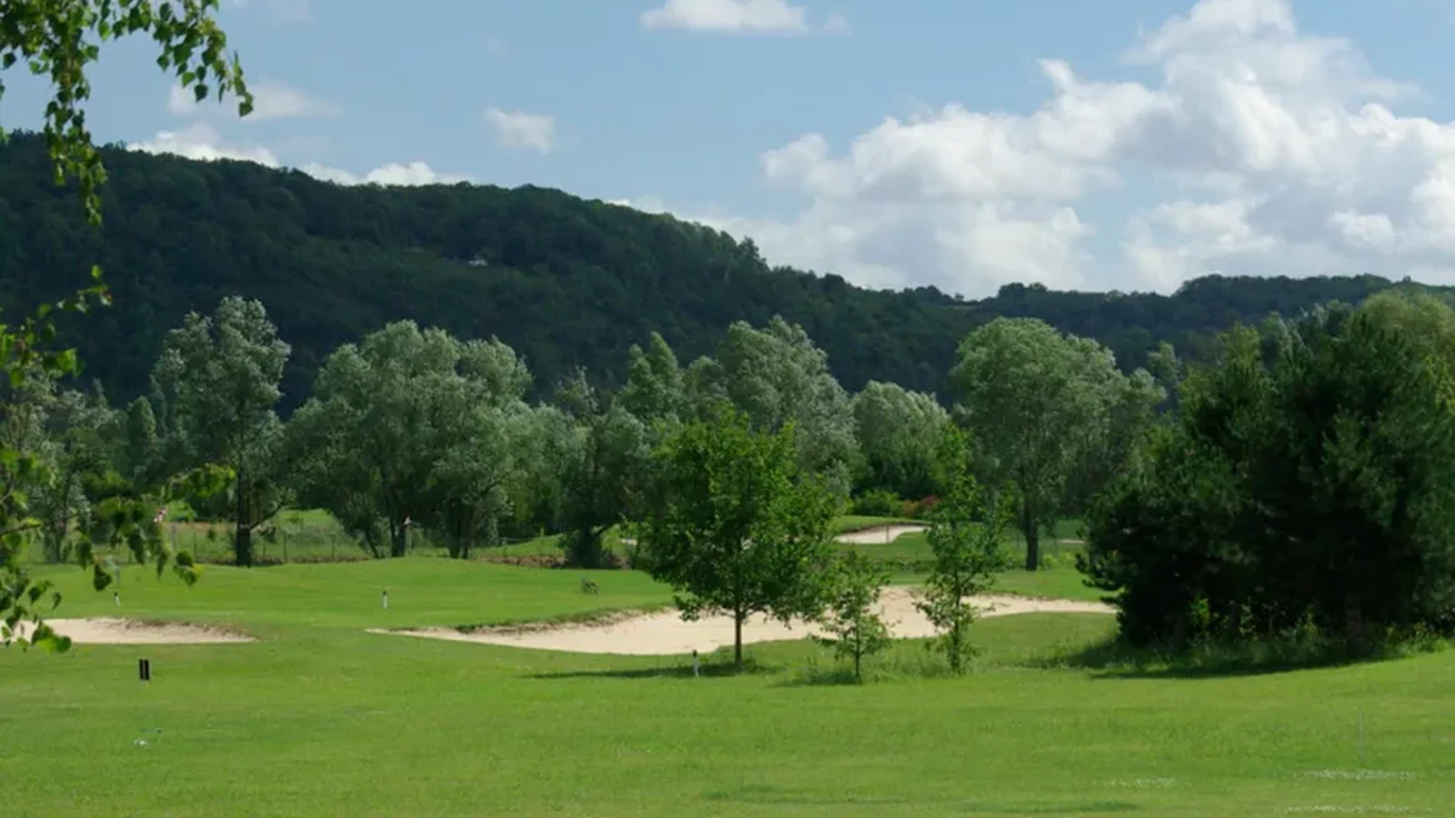 Fairway et bunkers dans la vallée au Golf des Boucles de Seine.