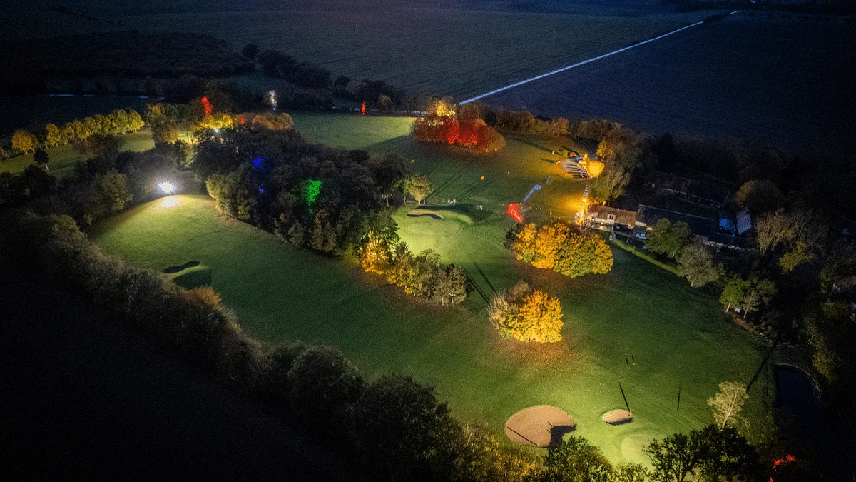 Vue aérienne nocturne du terrain éclairé, photo officielle. — Golf des Sarrays