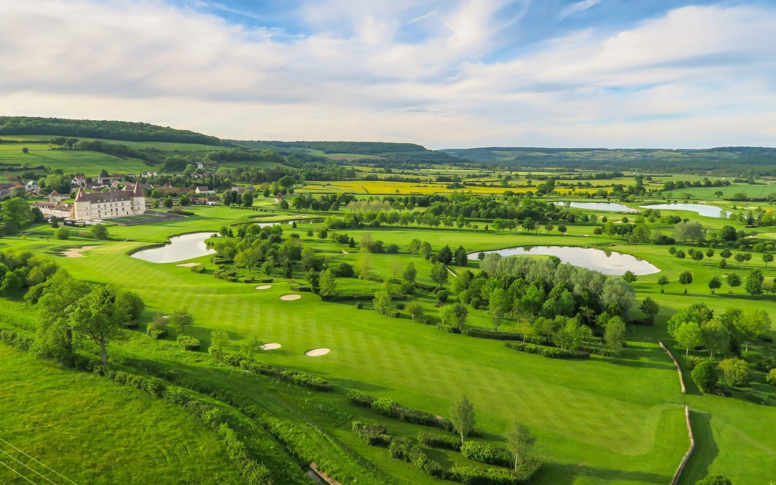 Vue aérienne des fairways, des plans d’eau et du domaine. — Golf du Château de Chailly