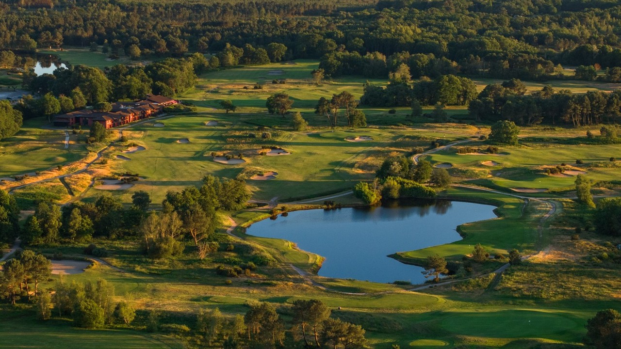 Vue aérienne des fairways, bunkers et plans d’eau de Cabot Bordeaux.
