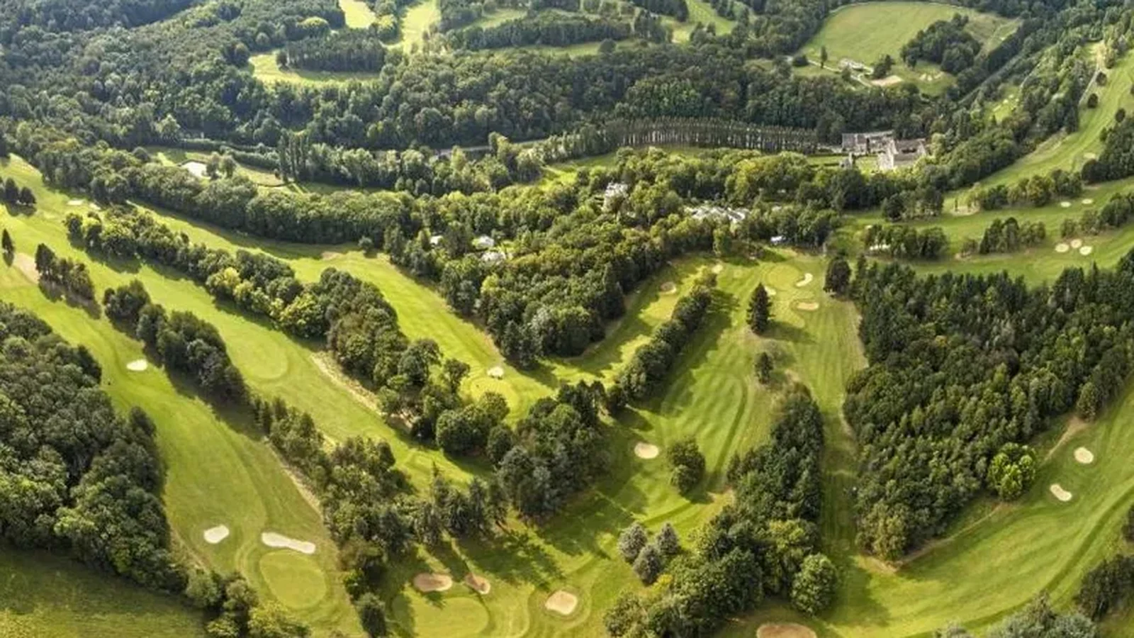 Vue aérienne des deux parcours boisés du Golf du Prieuré.
