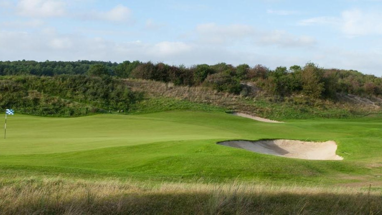 Green bordé d’un bunker et de végétation dunaire au Golf du Touquet.