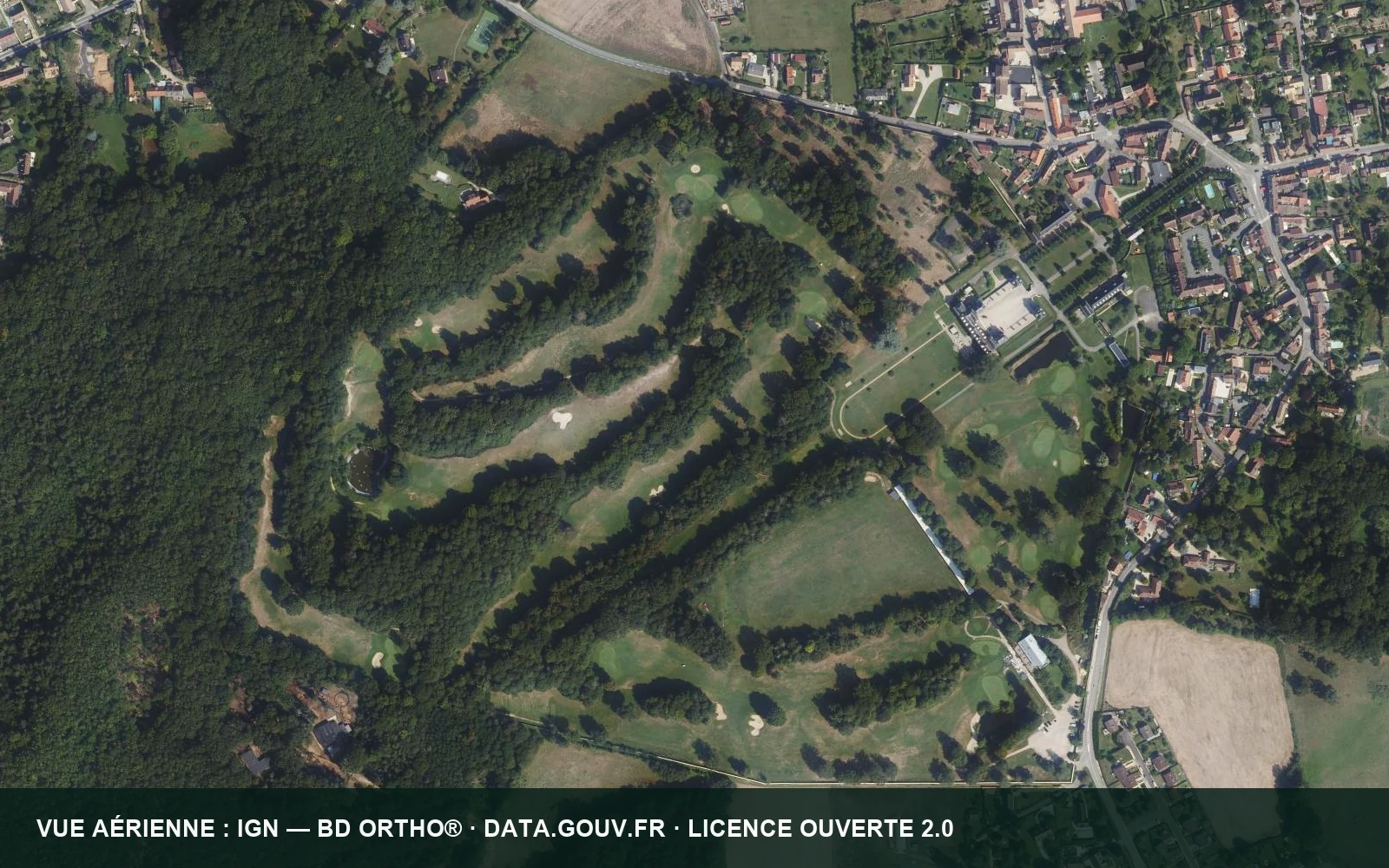 Vue aérienne du Golf du Tremblay-sur-Mauldre montrant ses tracés dans le domaine arboré.