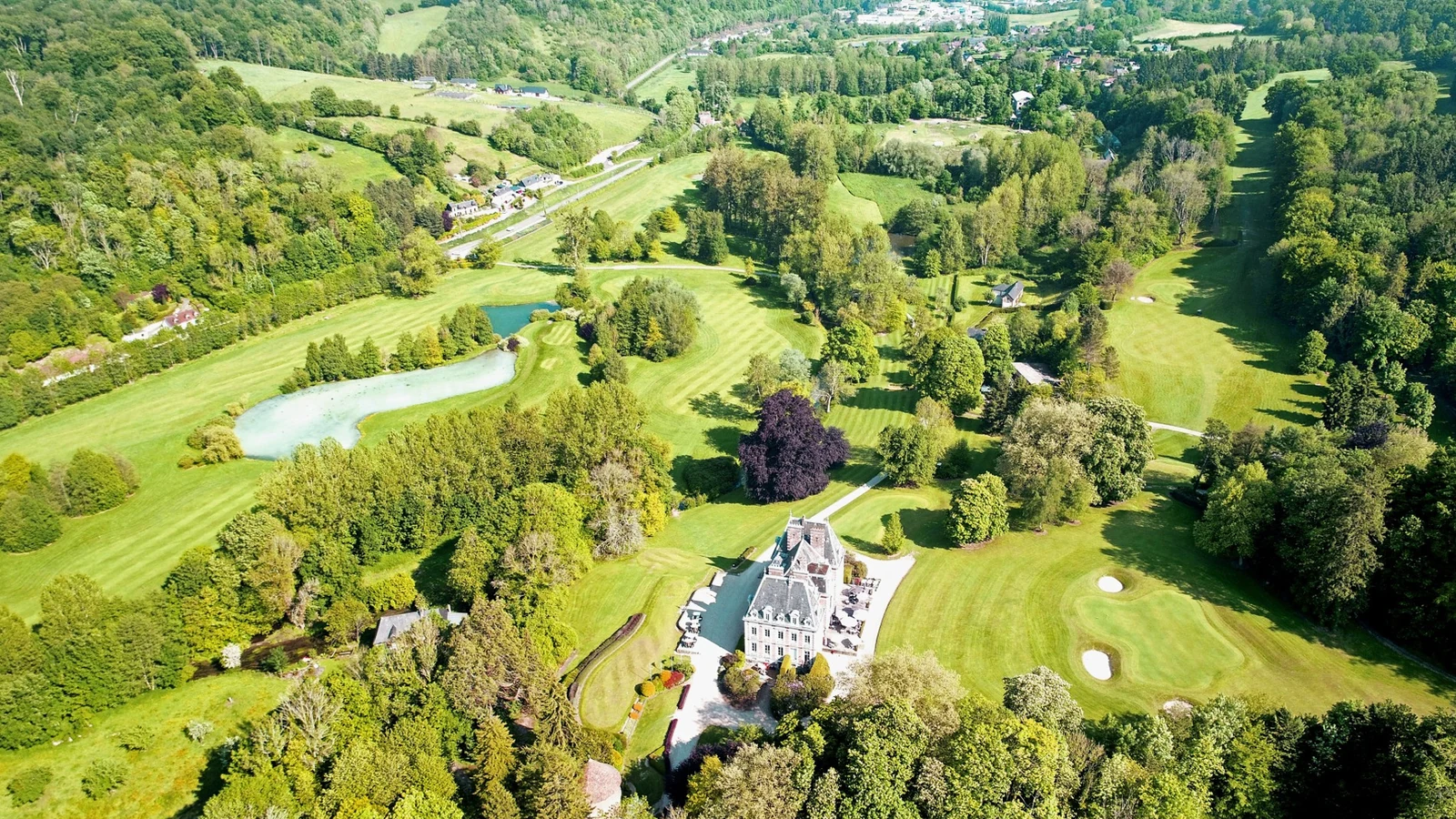 Vue aérienne du domaine, du château et du parcours du Golf de Saint-Saëns.