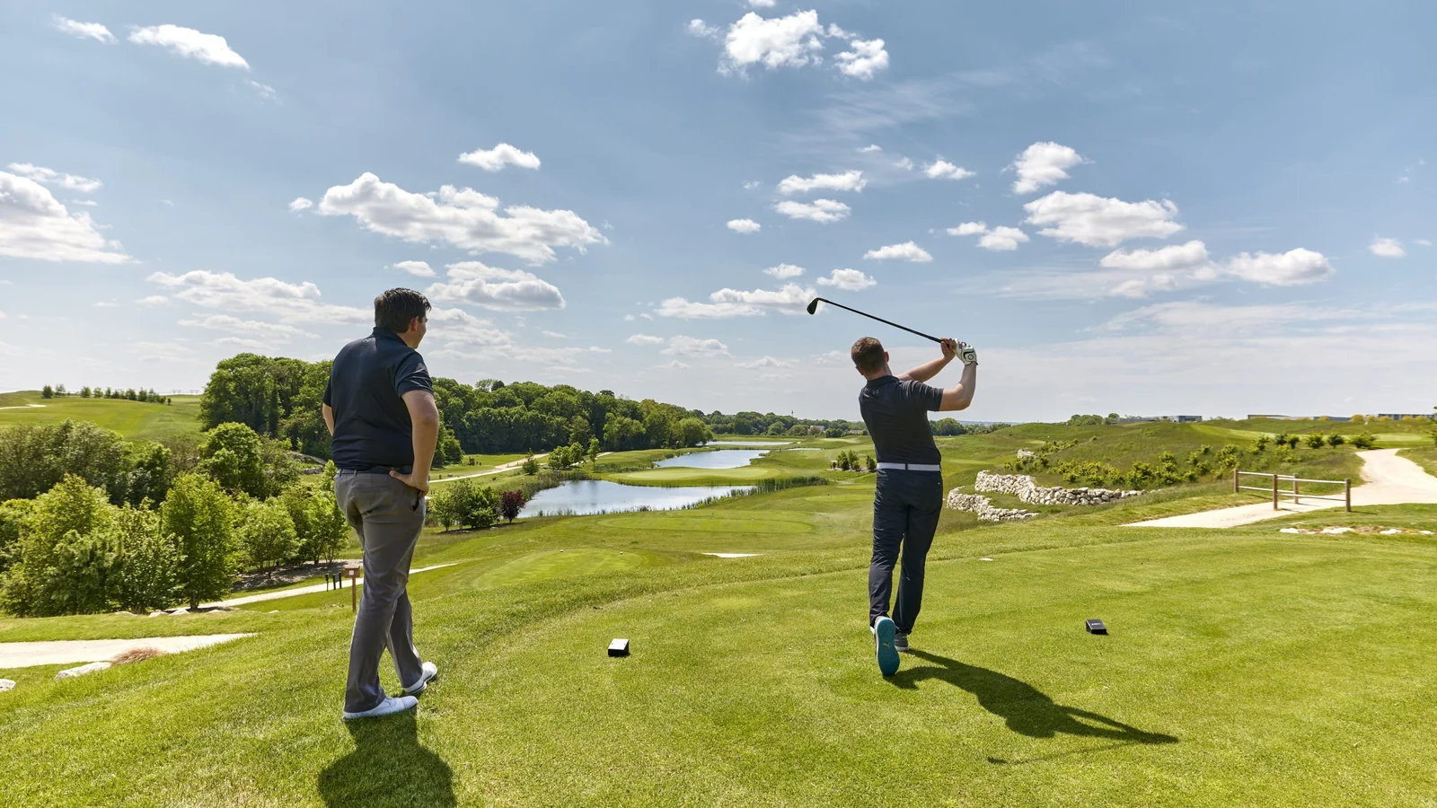Deux golfeurs au départ sur le parcours du Golf International de Roissy.