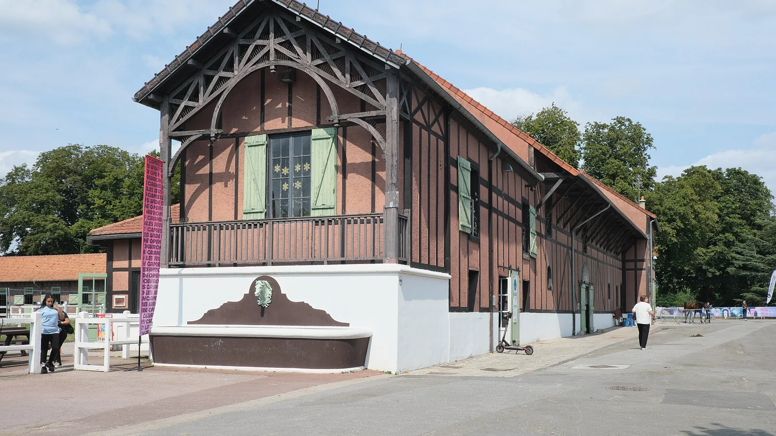 Bâtiment historique à colombages du domaine du Haras de Jardy.
