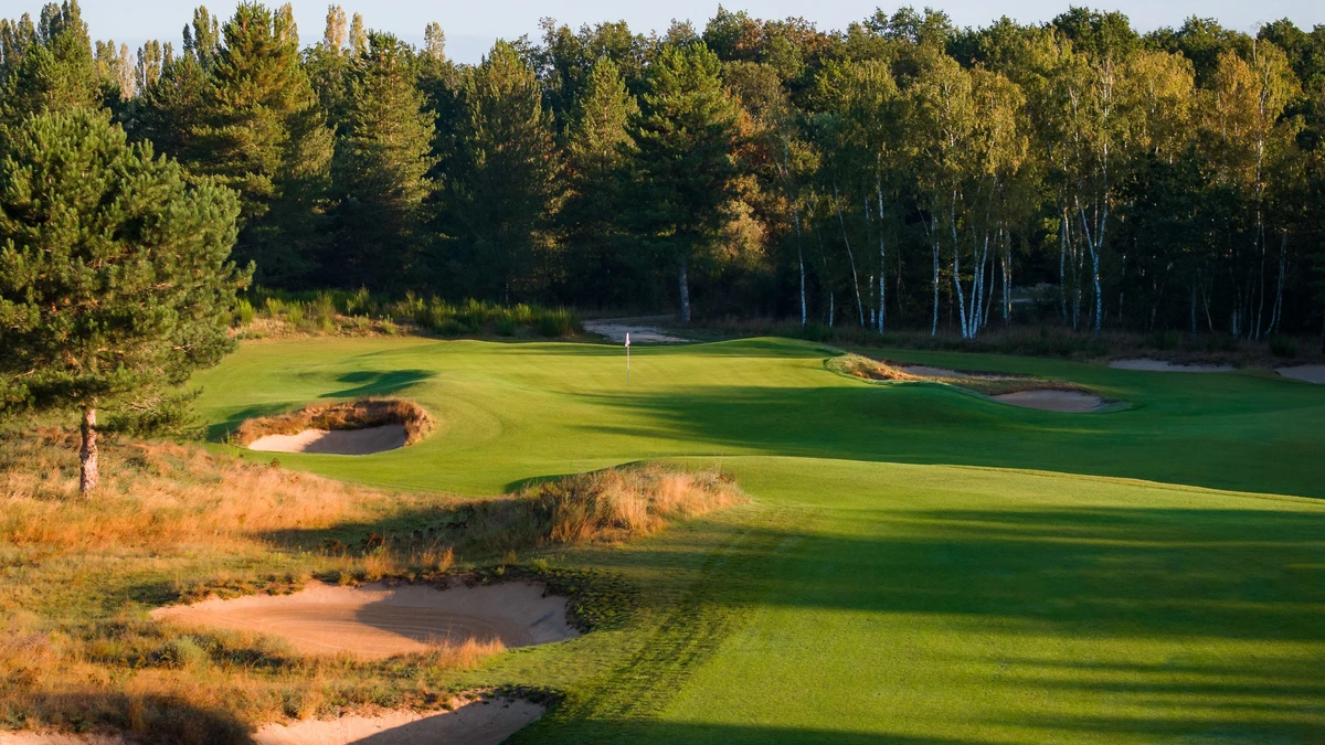 Parcours arboré, bunkers et green. — Les Bordes Golf Club