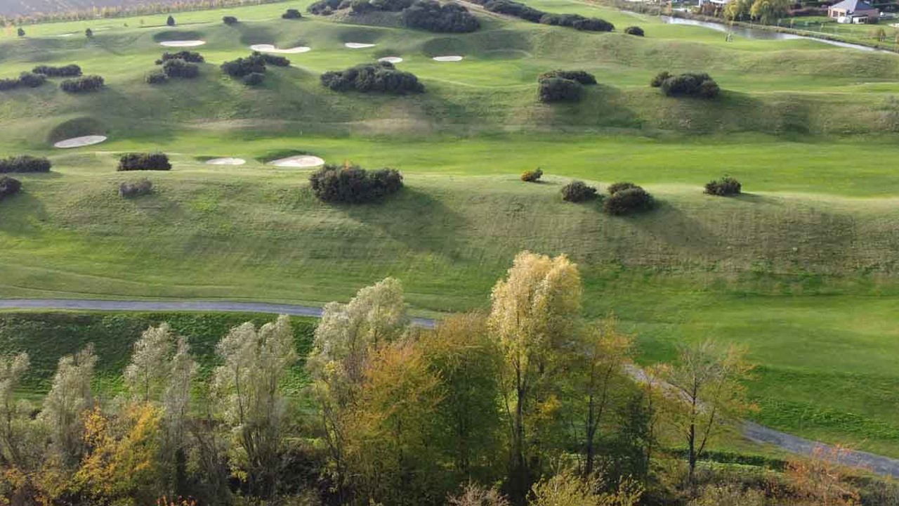 Vue en hauteur sur les fairways vallonnés et les bunkers de Rupilly à Mérignies Golf.