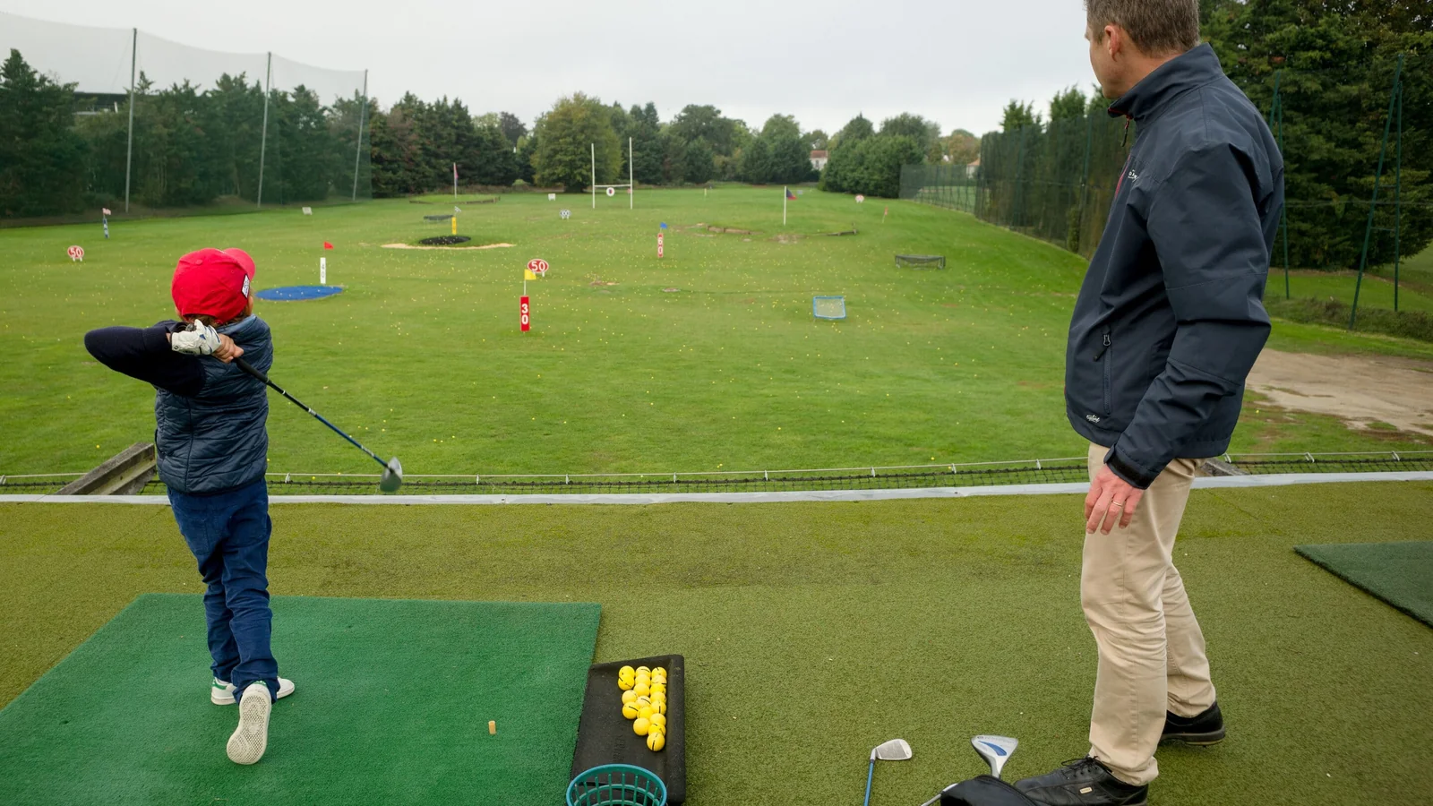 Un enfant s’entraîne au practice du Golf du Stade Français au Haras Lupin.