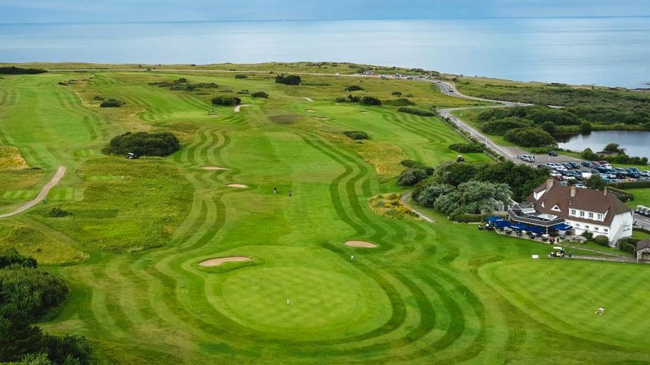 Vue aérienne des fairways tondus, des greens et des bunkers du Wimereux Golf Club.