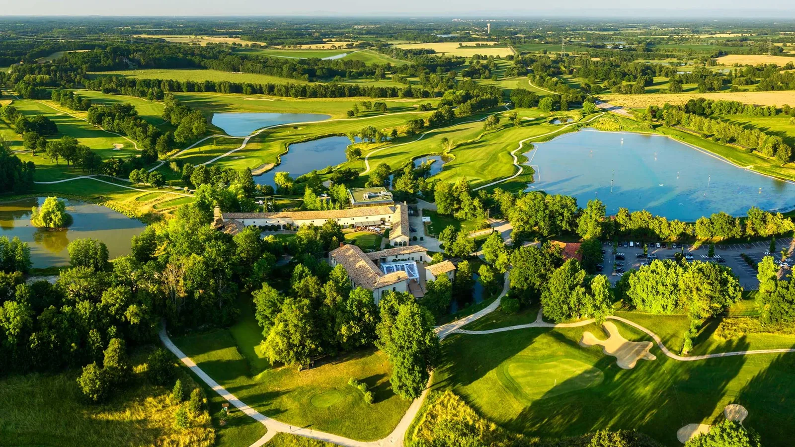Vue aérienne du domaine golfique, étangs et fairways.