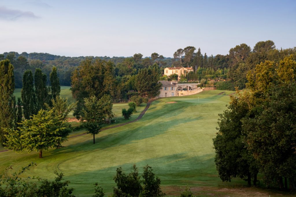 Fairway boisé et bâtiment au loin