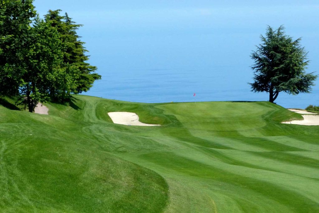 Fairway, bunkers et Méditerranée en arrière-plan