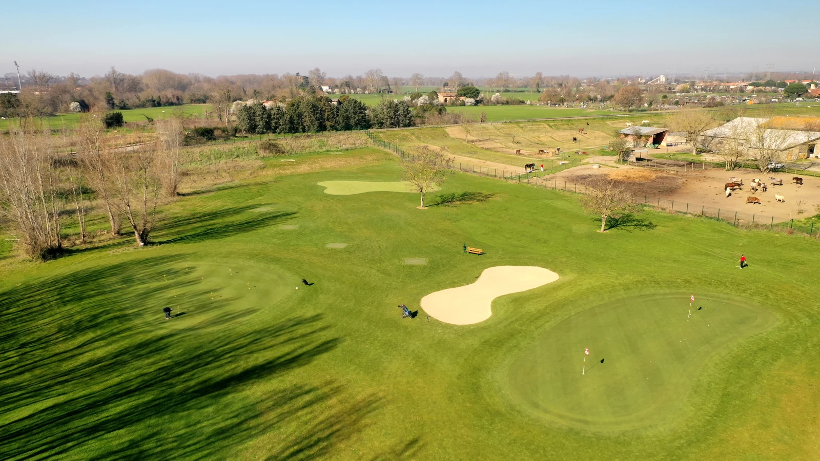 Vue des greens et bunkers de la zone d’entraînement du Golf de Garonne.