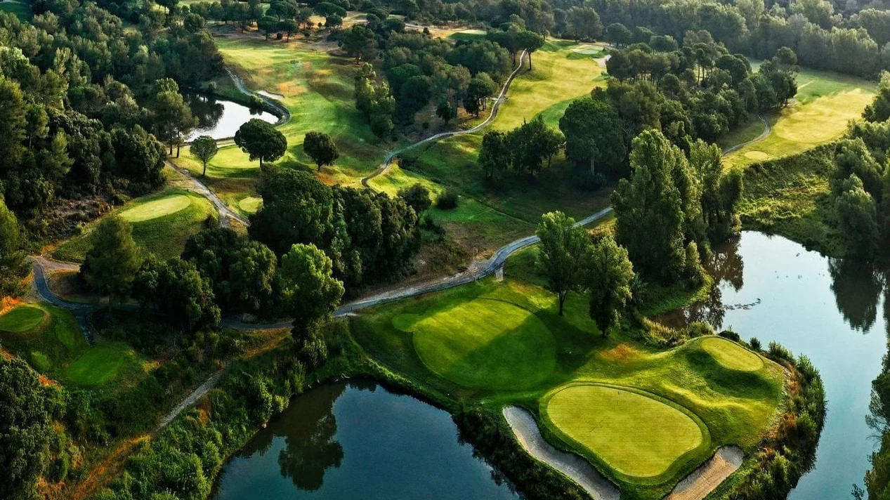 Vue aérienne du parcours de Saint Endréol, avec ses greens, plans d’eau et fairways boisés.