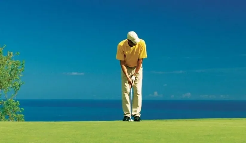 Joueur au putting sur un green — Golf du Bassin Bleu