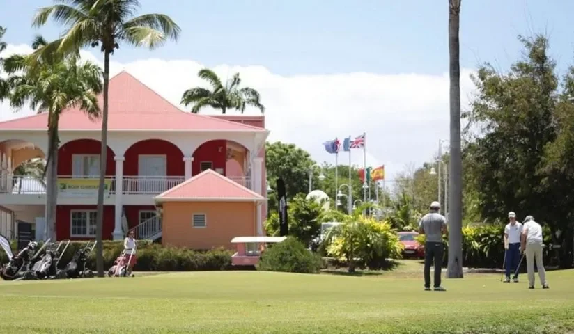 Putting-green devant le club-house — Golf international de Saint-François