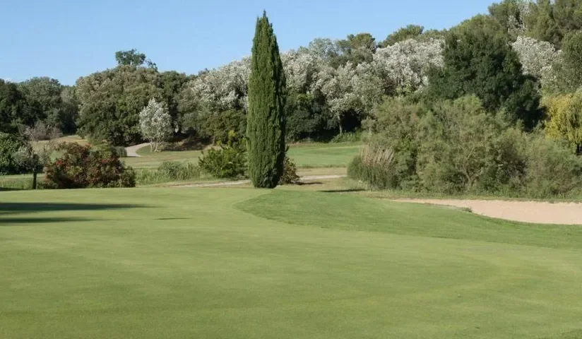 Green entre oliviers et cyprès — Golf Ouest Provence Miramas