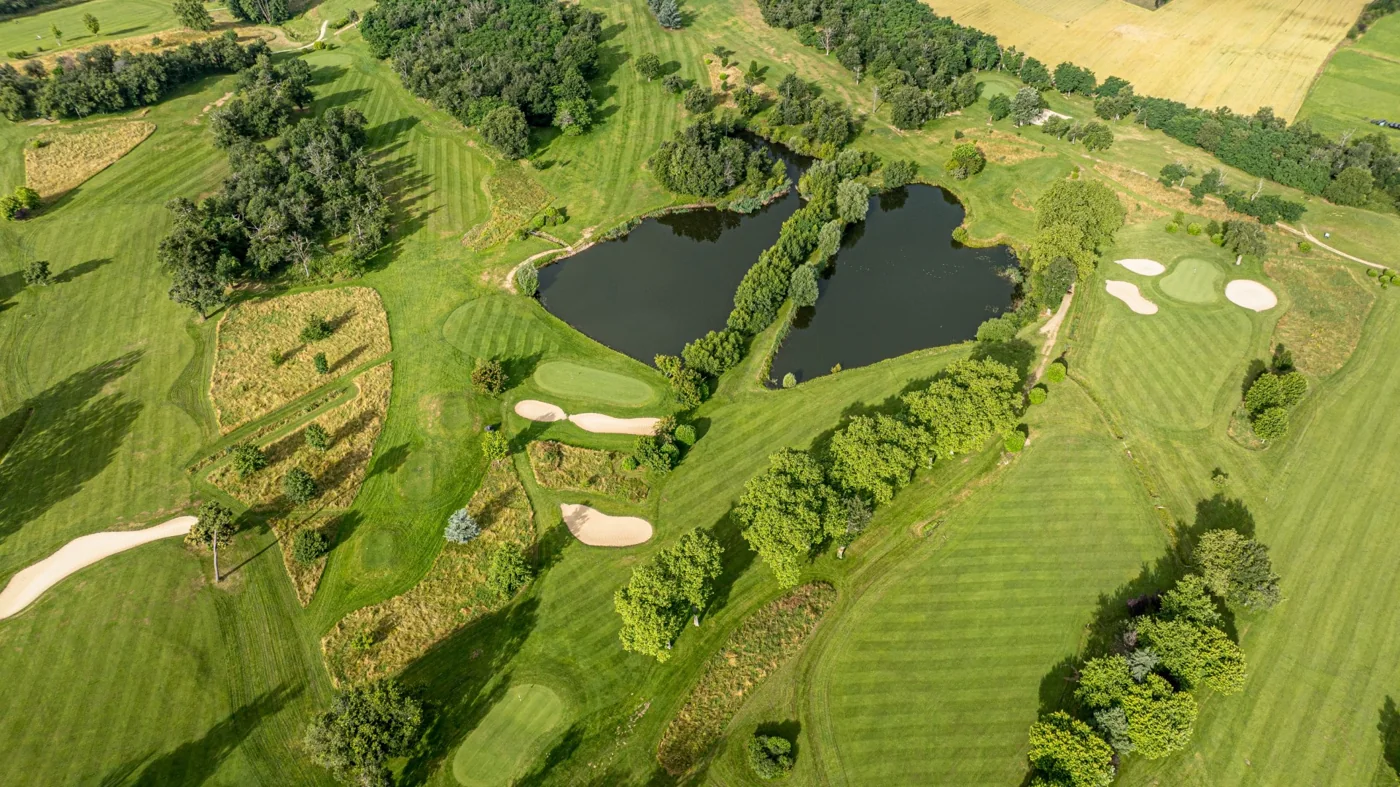 Vue aérienne des fairways et plans d’eau — Golf du Domaine de Saint-Clair