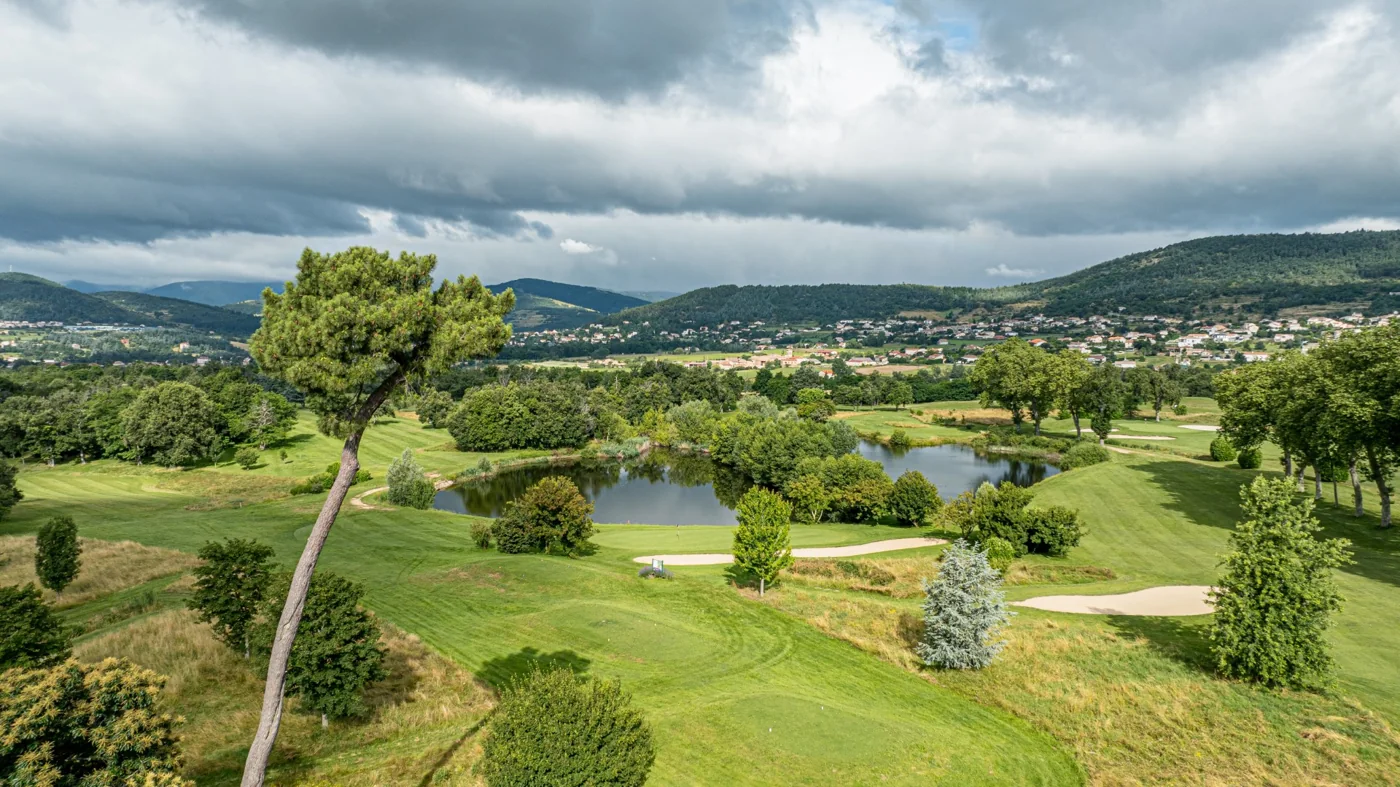 Parcours et collines sous un ciel nuageux — Golf du Domaine de Saint-Clair