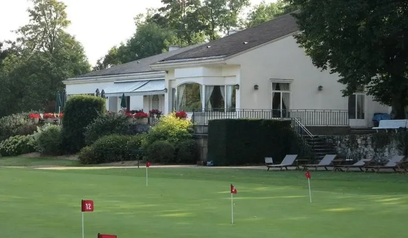 Putting-green devant le club-house — Golf d’Ormesson